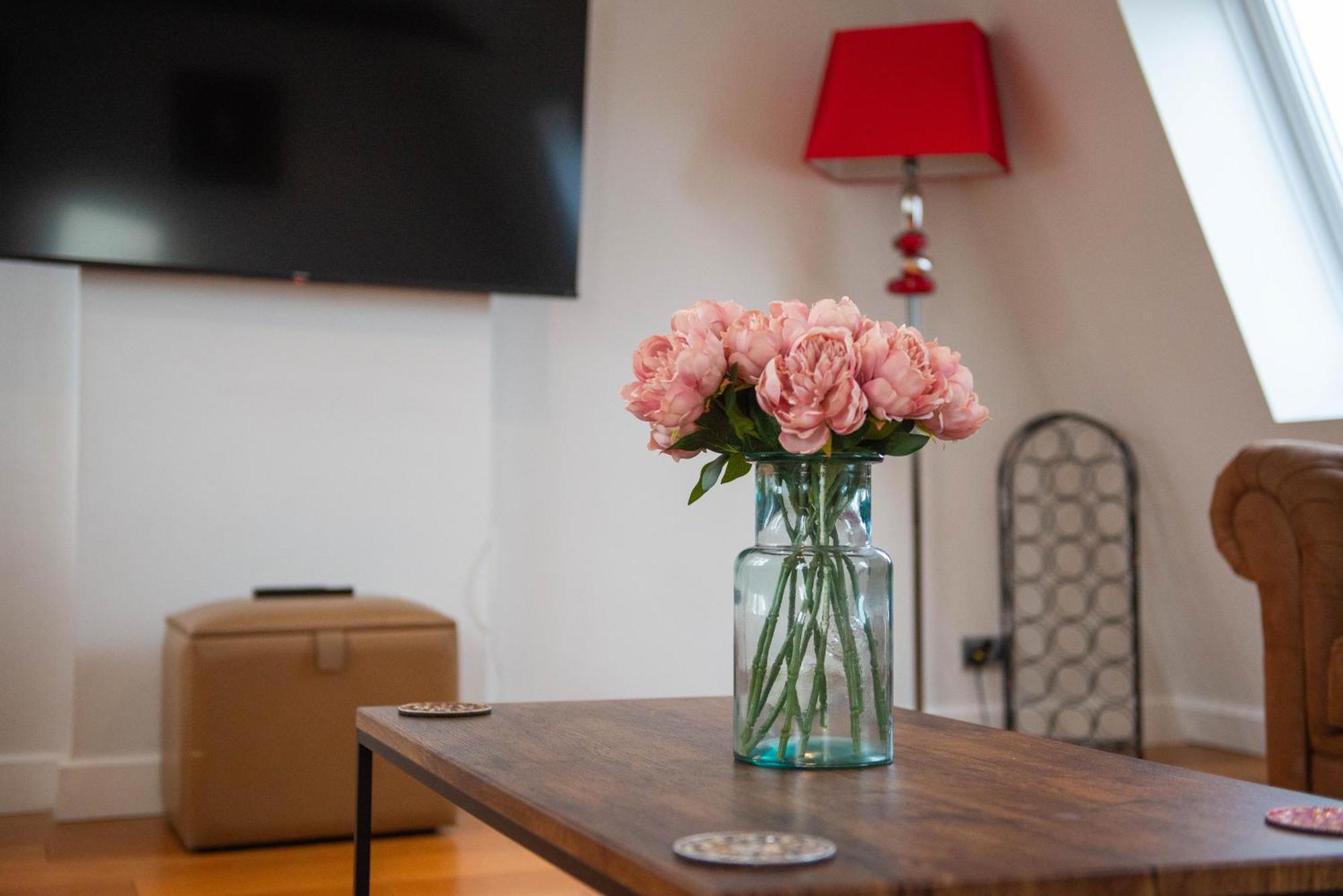 Stylish Townhouse, Work Desk, Fast Wi-Fi, Sleeps 6 斯坦福德 外观 照片