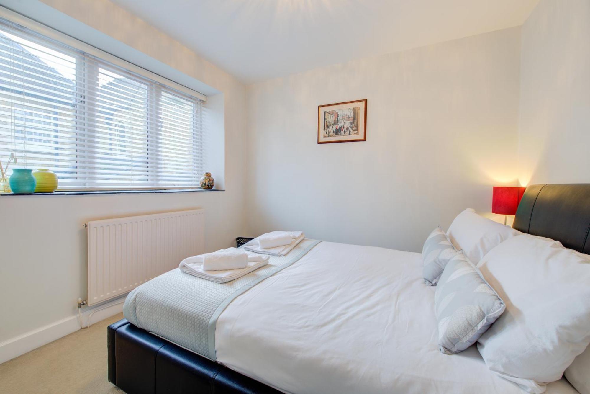Stylish Townhouse, Work Desk, Fast Wi-Fi, Sleeps 6 斯坦福德 外观 照片