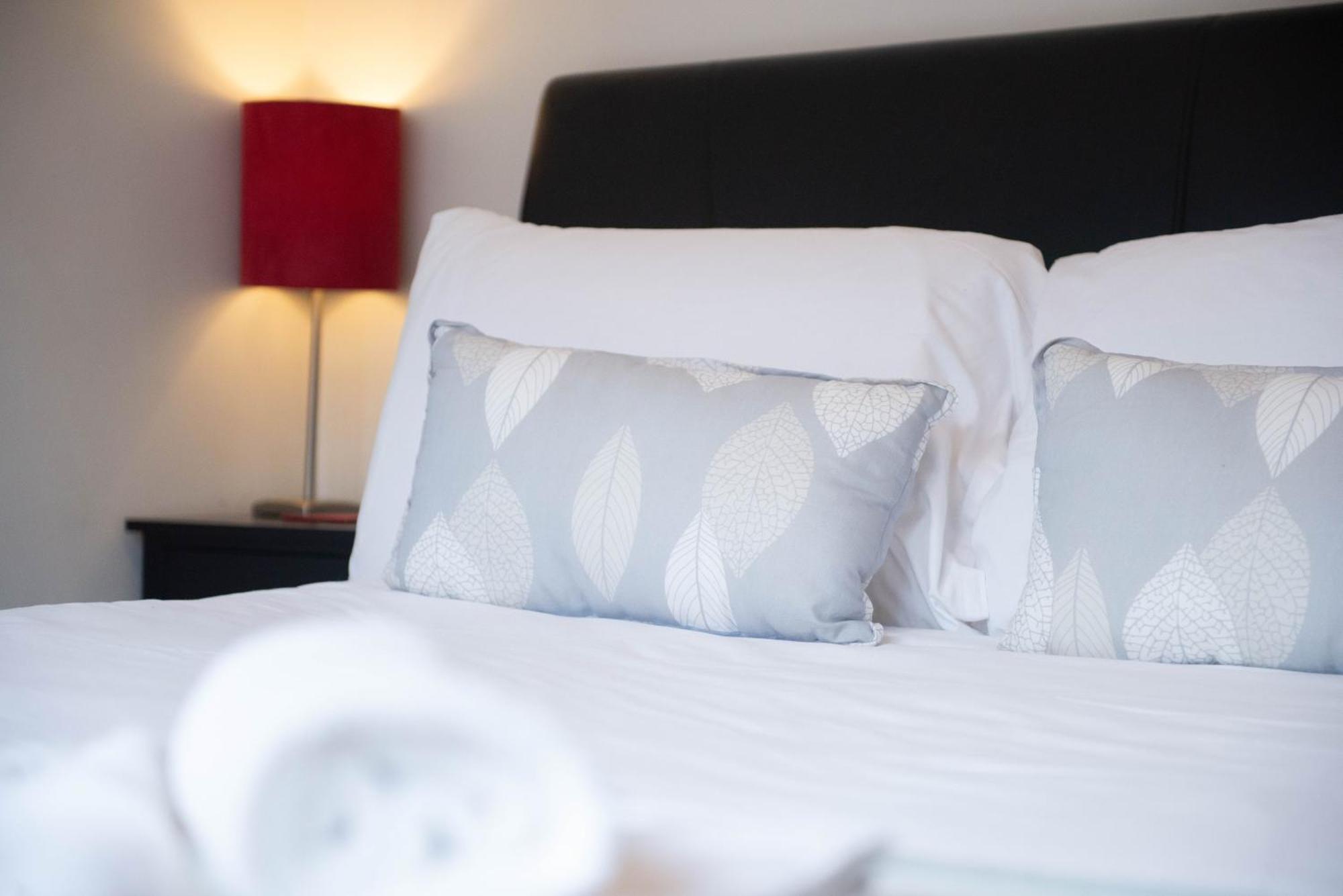 Stylish Townhouse, Work Desk, Fast Wi-Fi, Sleeps 6 斯坦福德 外观 照片