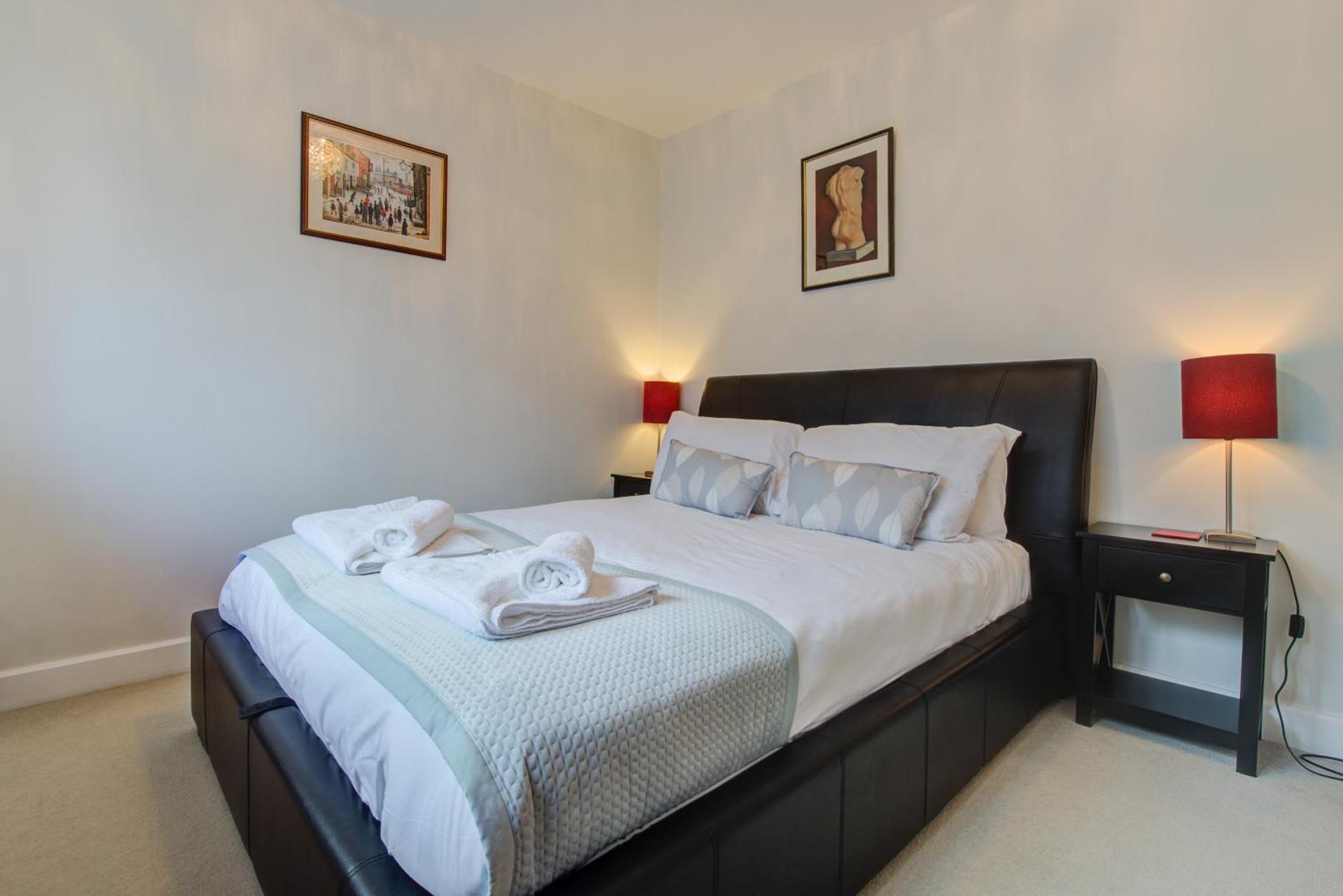 Stylish Townhouse, Work Desk, Fast Wi-Fi, Sleeps 6 斯坦福德 外观 照片