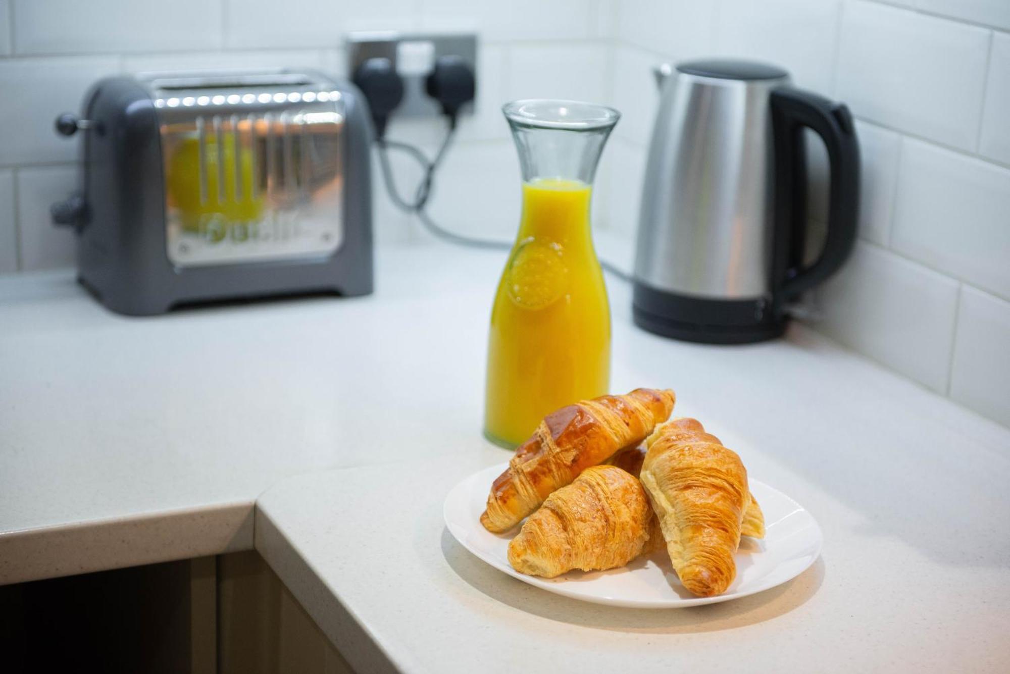 Stylish Townhouse, Work Desk, Fast Wi-Fi, Sleeps 6 斯坦福德 外观 照片